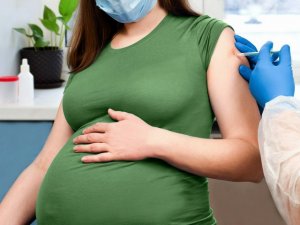 Следует ли беременным женщинам делать прививку от COVID-19?