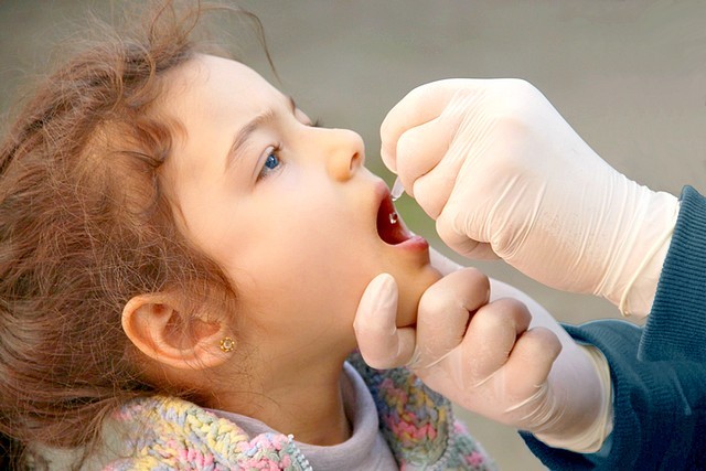 Полиомиелит: чем грозит отказ от вакцинации ребенка?