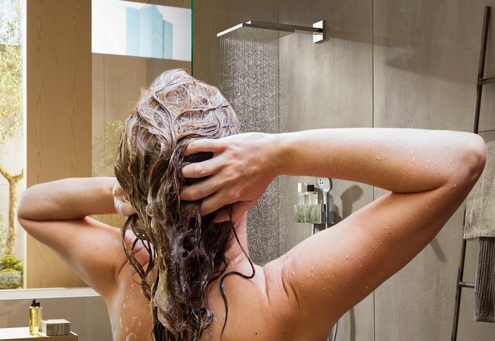Девушка моет голову под душем